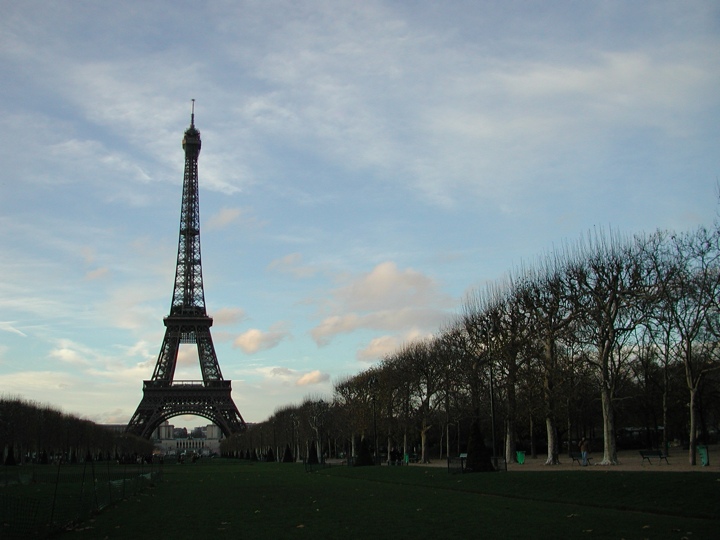 The Tour Eiffel at dusk