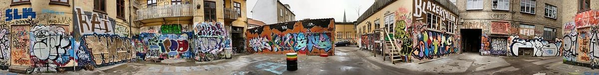 1280px-Graffiti_i_baggård_i_århus_2c.jpg